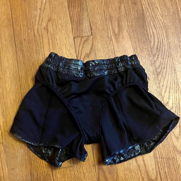Lululemon Hotty Hot Low-Rise Lined Short 4" Logo Flourish Black Iridescent Foil - Picture 11 of 13